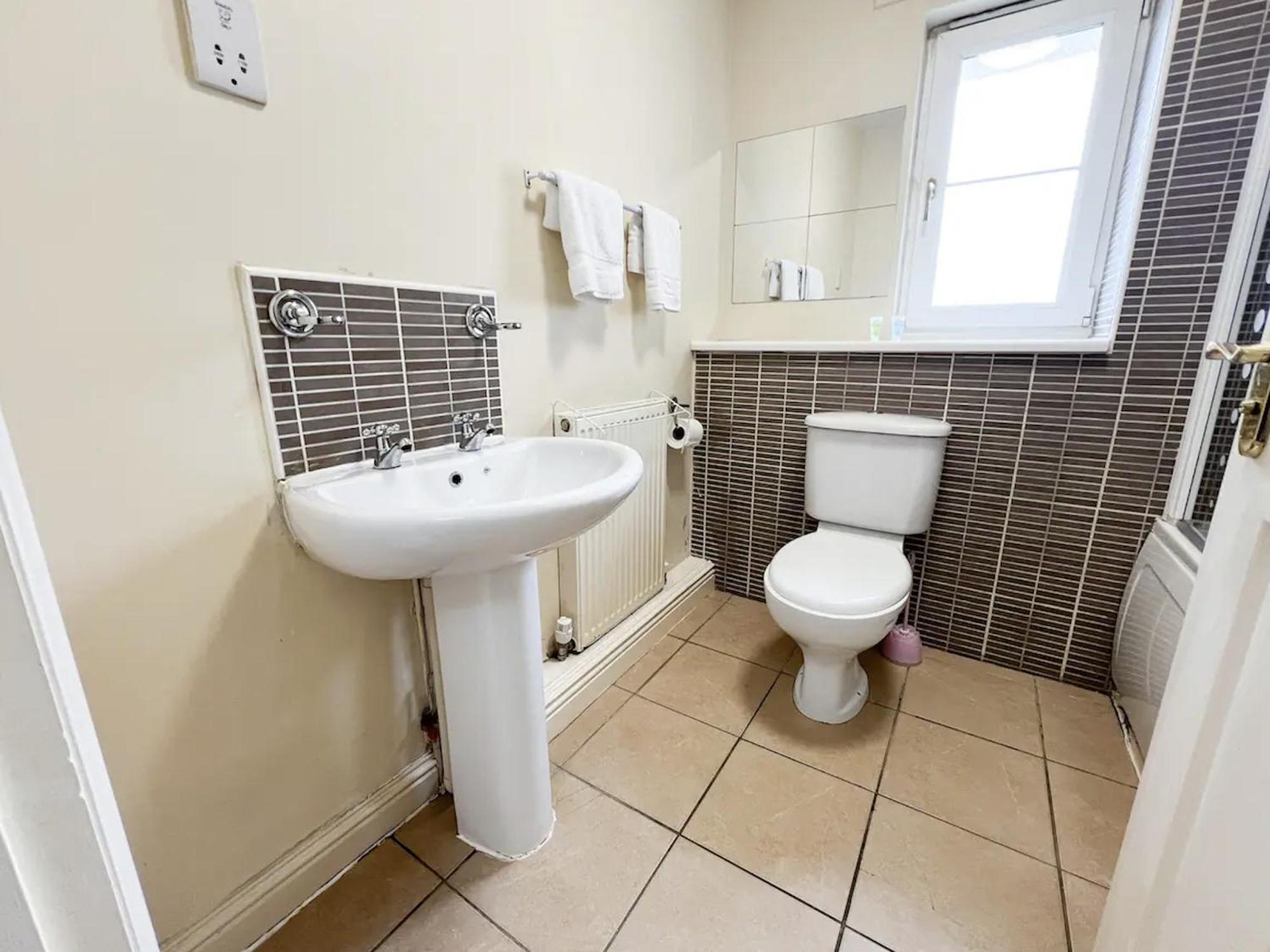 Glasgow Central - Entire House - Free Parking , Free Super Fast Wifi , Private Garden & Parking Security Екстериор снимка